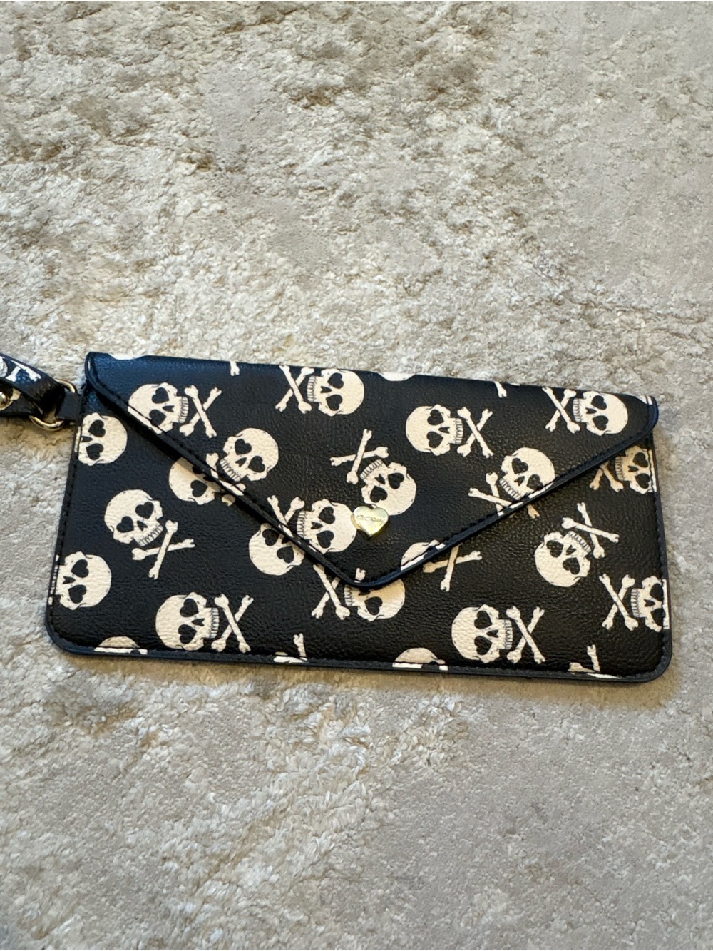 Betsy Johnson Skull & Crossbones Envelope Style Began Leather Wristlet - Picture 3 of 11